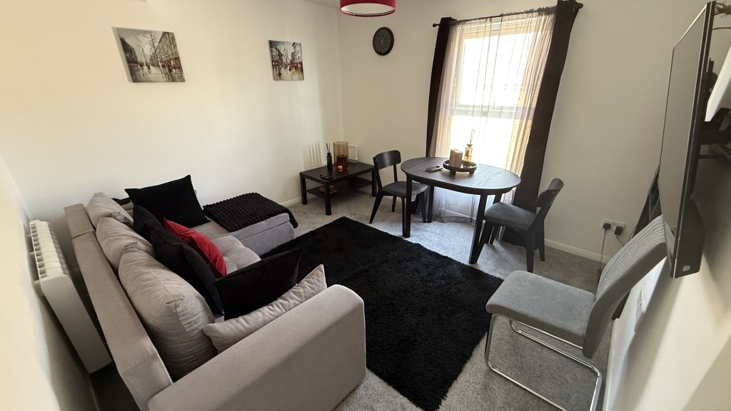 Lot: 157 - FREEHOLD PART VACANT RESIDENTIAL INVESTMENT WITH POTENTIAL INCOME OF £27,000 PER ANNUM - Internal image of upper flat living room